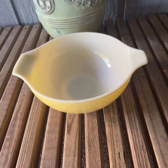 PYREX Vintage Butter Yellow Cinderella 2.5 QT Casserole Dish Handles Cooking - Picture 6 of 12